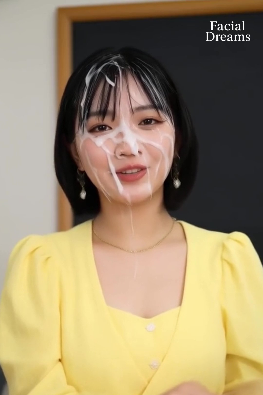 顔射されてザーメンを顔いっぱいにつけたまま黒板の前に立つ美人女教師